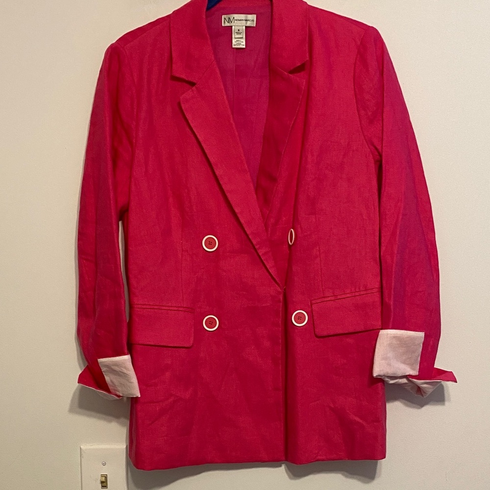 Neiman Marcus Vibrant Pink Blazer, nice condition. Tailored